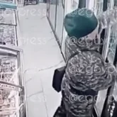 «Ақшасын төлеп кетсін»: Алматыда сарбаздың дүкеннен сыра ұрлаған сәті камераға түсіп қалды