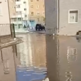 Көкшетауды тағы су басты: Көпқабатты үйлердің алды көлге айналды