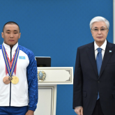 «Бұл – тарихи жетістік»: Президент Паралимпиада ойындарының чемпионы Ербол Хамитовты марапаттады