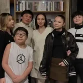 «Мамам мен папам үйде, төсекте…»: Қайрат Нұртастың үлкен ұлы көпшіліктің алдында күлкіге қалды (ВИДЕО)