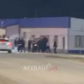 Атырау облысында бір топ жігіт полицейлерді соққыға жыққан (ВИДЕО)