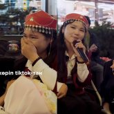 «Жылап жіберді»: Айдана Меденова ерекше қыздың арманын орындады (ВИДЕО)