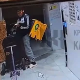 Алматыда курьер подъезде тұрған баланың арбасына дәрет сындырған (ВИДЕО)