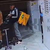 Алматыда балалар арбасына дәрет сындырған курьердің жеке басы анықталды