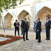 Тоқаев пен Мирзиёев Бұхараның тарихи орындарын аралады