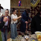 Баян мен Тұрсын Алагөзовтер Америкалық саяхатшы-блогерді қонақ етті (ВИДЕО)