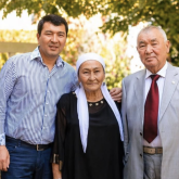 «Үйде бір үзім нан да болмаған»: Динара Сәтжанның миллионер күйеуі өміріндегі адам төзгісіз сәтін еске алды (ФОТО)