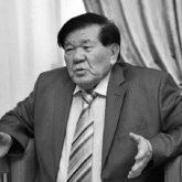 «Бір дәуір бірге кетті»: Қырғызстан президенті Мұхтар Шахановтың қазасына байланысты көңіл айтты