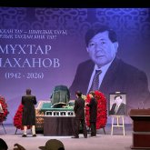 Алматы жұрты ақын, жазушы Мұхтар Шахановпен қоштасып жатыр