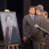 «Ақынмен қоштасуға арнайы келді»: Димаш Құдайберген Шахановпен қоштасу жиынында бой көрсетті (ВИДЕО)