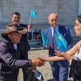 Ұлытаудан Парижге: 76 жастағы ақсақал 3 мың шақырым жол жүріп, әлемді таңқалдырды (ВИДЕО)