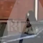 Қостанайда ер адам көшедегі бейтаныс әйелді аямай ұрып кеткен (ВИДЕО)