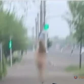 Теміртауда әйел адам жалаңаш күйде көшеде серуендеп жүрген (ВИДЕО)