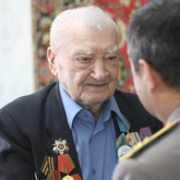 «Бізден кейінгі ұрпақ соғыс көрмесін»: Ғасыр жасаған майдангер Жеңіс күнінде елге тілек айтты