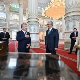 «Өзбекстан Президентінің тартуы»: Тоқаев пен Мирзиёев Түркістандағы жаңа мешітті аралады (ВИДЕО)