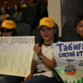 Алматыда өткен қоғамдық тыңдауда жастар плакаттармен Almaty Superski жобасын қолдады