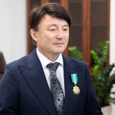 «Елге деген сүйіспеншілігі»: Димаш Құдайберген әкесінің марапатына қатысты ойын айтты (ВИДЕО)