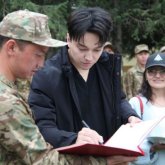 Димаш Құдайберген әскери қызметкерлермен кездесті