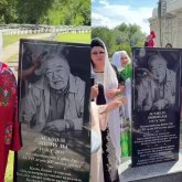 «Жатқан жері жайлы болсын»: Асанәлі Әшімовтің басына белгітас қойылды (ВИДЕО)