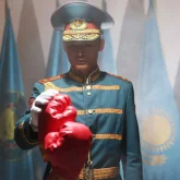 Геннадий Головкин Ұлттық ұлан музейіне бокс қолғабын табыстады (ВИДЕО)