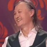 «Қай жеріммен суретке түсіп жатсың»: Ұлықпан Жолдасов тойда көпті күлкіге қарық қылды (ВИДЕО)