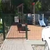 «Балалар алаңы жекеменшік пе?»: Өскеменде халыққа ортақ ауланы құлыптап тастаған