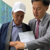 100 жылқы ісі бойынша ақталған қарияға баспана сыйға берілді (ВИДЕО)