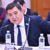 Экс-депутат Бақытжан Базарбек адам қағып кетті деп айыпталды