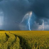 Найзағай, қатты жел: Еліміздің басым бөлігінде дауылды ескерту жарияланды