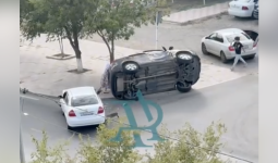 Батыр әже: Атырауда аударылған көлікті тұрғызған зейнеткер желі жұлдызына айналды (ВИДЕО)