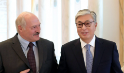 «Еңбек етсең – үйренесің»: Лукашенко Тоқаевты Беларусь шенеуніктеріне үлгі етті (ВИДЕО)