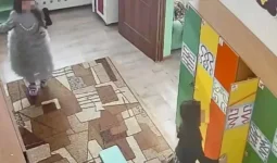 Ұлытауда аязда 2 кішкентай қыз балабақшадан сыртқа шығып кеткен (ВИДЕО)