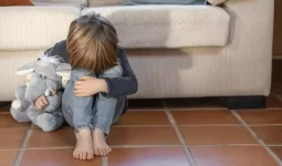 «Үтік басып, пешке күйдірген»: Шымкентте 30 жастағы ана балаларын аяусыз қорлаған