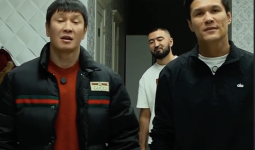 «Көрімдік күтемін»: Оралдық кәсіпкерлер боксшы Данияр Елеусіновке қымбат көлік сыйлады (ВИДЕО)