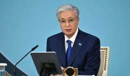 «Бірлігі бекем ұлт екенімізді көрсетеді»: Президент көк тудың үйлерде, көліктерде ілінуі туралы