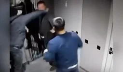 Атыраудағы түнгі клубта бұзақылар ер адамды аяусыз соққыға жыққан (ВИДЕО)