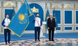 «Жеңіс тілеймін!»: Тоқаев Қысқы Олимпиадаға қатысатын спортшыларға Мемлекеттік туды тапсырды