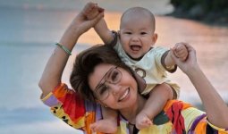 «Бәрін біліп тұр»: Роза Рымбаеваның немересі ақылымен көпті сүйсіндірді (ВИДЕО)