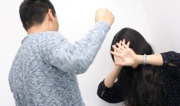 Қосшыда ер адам 5 балалы әйелі мен 2 жасар қызын соққыға жыққан