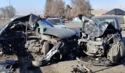 Жантүршігерлік кадрлар: Талдықорғанда жол апатынан жүргізуші қаза тапты (ВИДЕО)