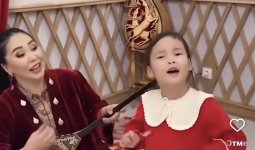 «Анасынан асып түсейін деп тұр»: Қыдырәлі мен Қарақаттың қызы елді тәнті етті (ВИДЕО)