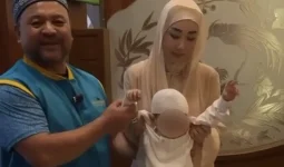 «Жүрегім толқып тұр»: атышулы депутат ұлының тұсауын кестіру үшін Мединаға барды (ВИДЕО)