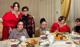 «Қос аңыз»: Роза Рымбаева мен Бибігүл Төлегенова бір дастархан басында (ФОТО)