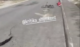 Шымкентте жаңа асфальт опырылып түсті: кәріз қазбасынан кейін құбырлар үзіліп, тұрғындар сусыз қалды