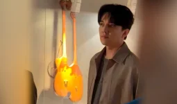 «Біз үшін өте ыстық»: Димаш Құдайберген Алматыдағы музейге атасының домбырасын сыйға тартты (ВИДЕО)