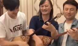 «Нағыз өнер деп осыны айт»: Димаш Құдайберген әкесімен бірге Ұлықпан Жолдасовпен ән шырқады (ВИДЕО)