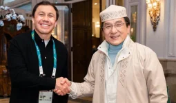 «Дәуір аңызы»: Головкин Джеки Чанға шапан кигізді