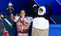 Әйгілі Джеки Чан Михаил Шайдоровты құттықтап, сыйлық жасады (ВИДЕО)