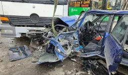 Алматыда жеңіл көлік жүк көлігімен соқтығысып, 20 жастағы жігіт жан тапсырды