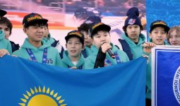 Канадада топ жарып, алтын алған астаналық жас хоккейшілер елге оралды